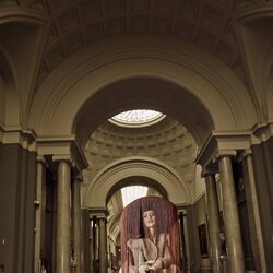 Blanca Paloma luce un gorro de flecos en el Museo del Prado