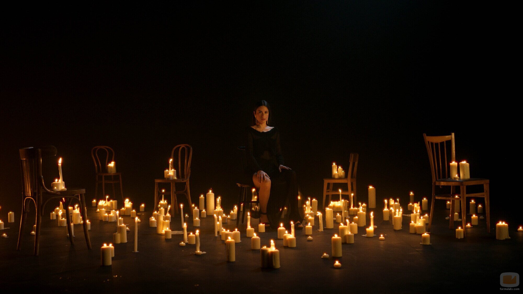 Blanca Paloma, entre velas para el videoclip de "Eaea"
