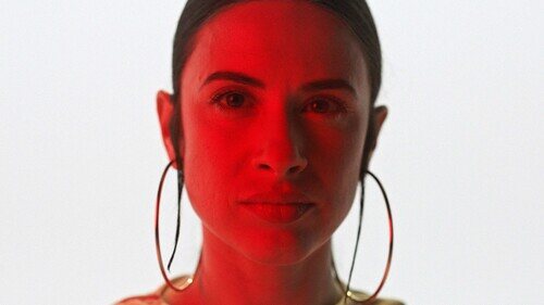 Primer plano de Blanca Paloma en el videoclip de "Eaea"