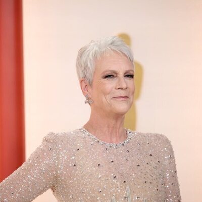 Jamie Lee Curtis posa en la alfombra roja de los Oscar 2023