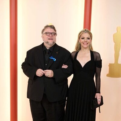 Guillermo del Toro y Kim Morgan posan en la alfombra roja de los Oscar 2023