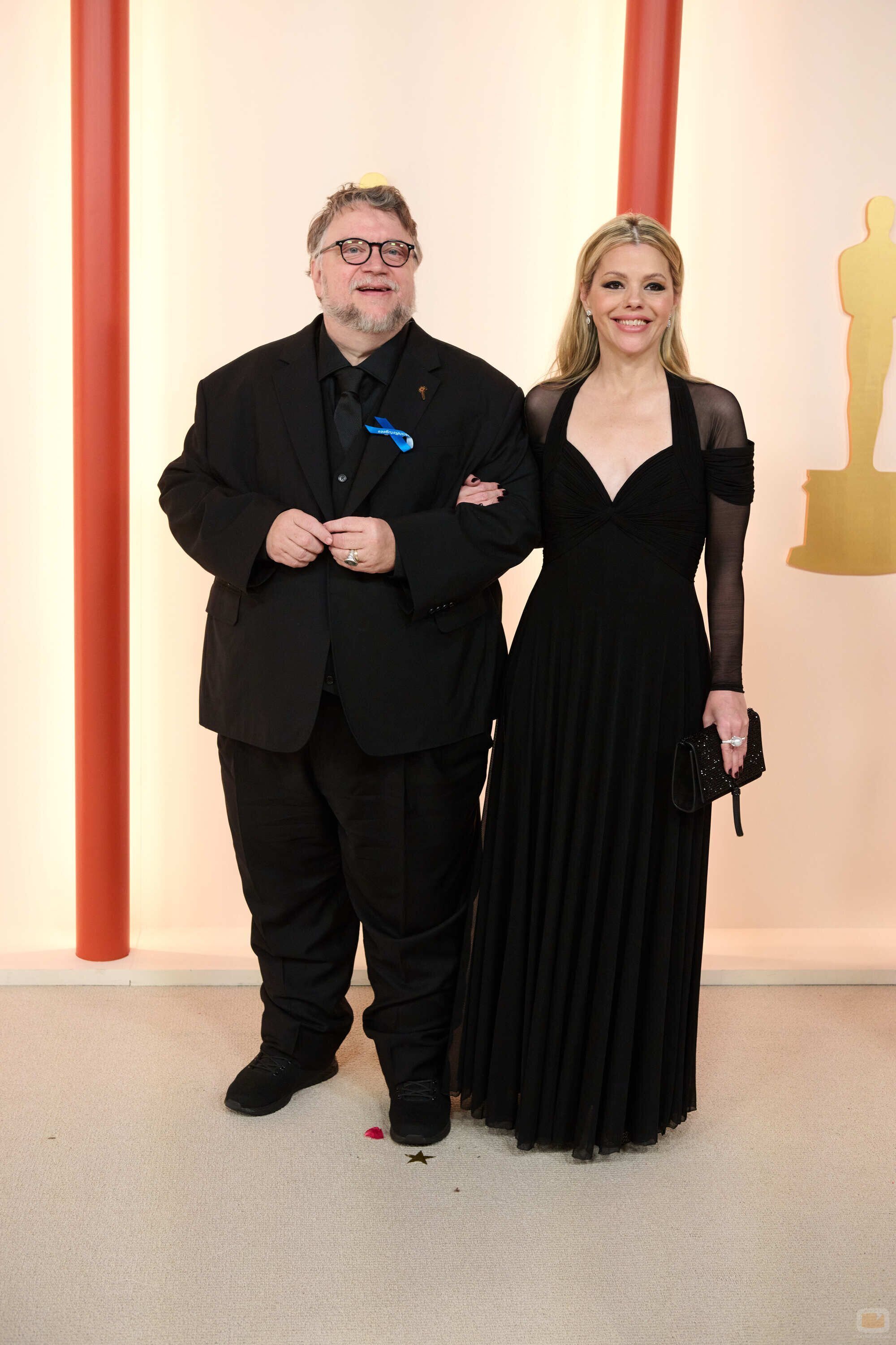 Guillermo del Toro y Kim Morgan posan en la alfombra roja de los Oscar 2023 