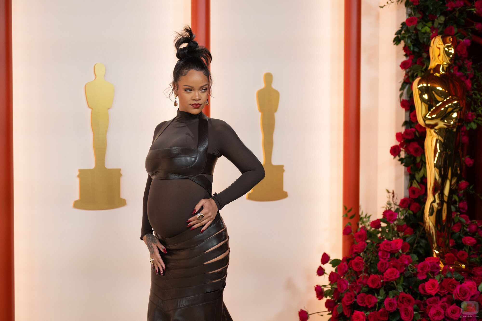 Rihanna posa en la alfombra roja de los Oscar 2023