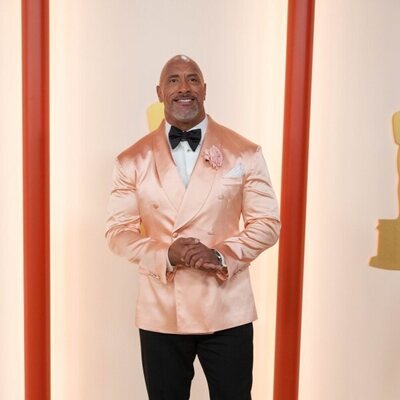 Dwayne Johnson posa en la alfombra roja de los Oscar 2023
