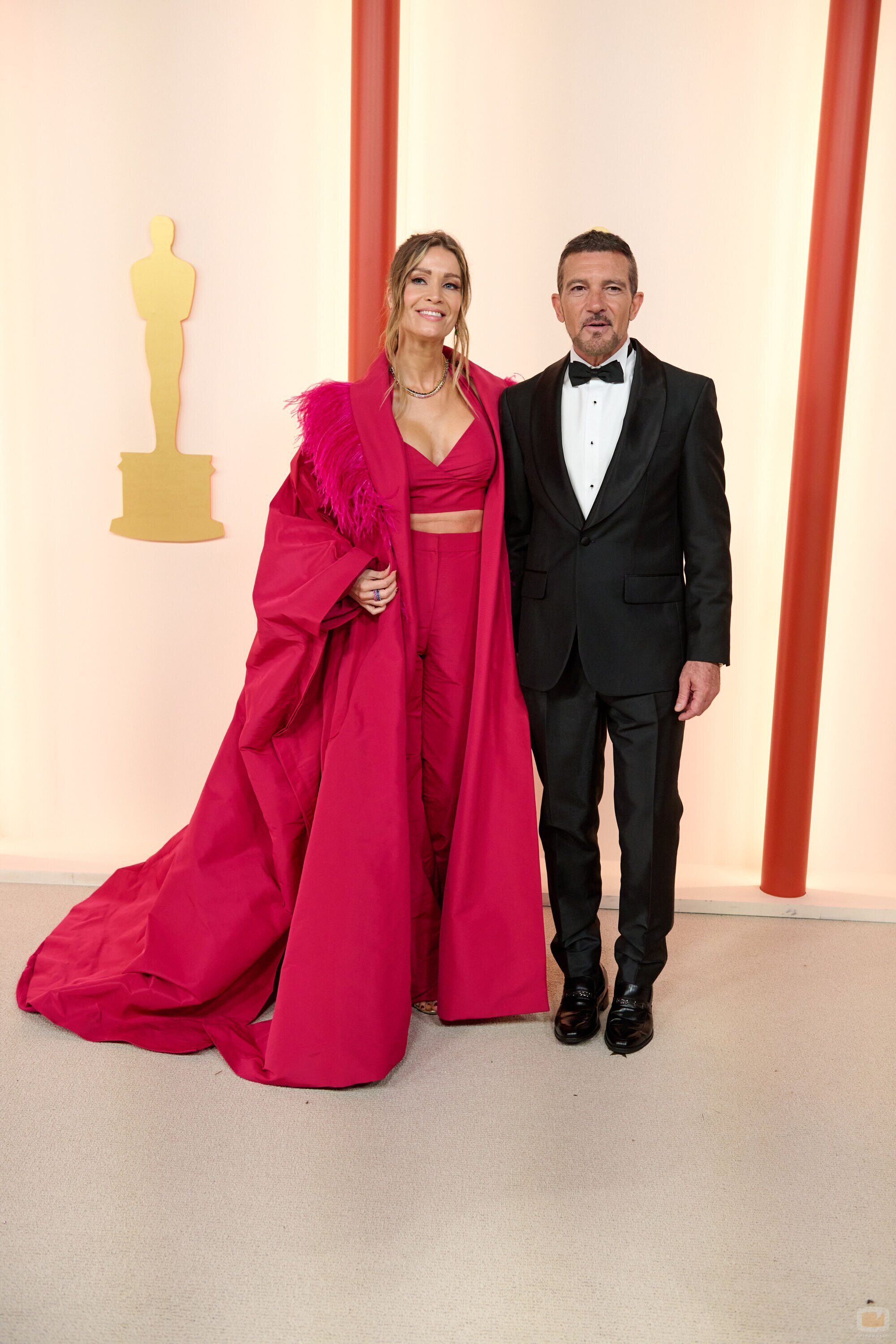 Antonio Banderas y Nicole Kimpel posan en la alfombra roja de los Oscar 2023 