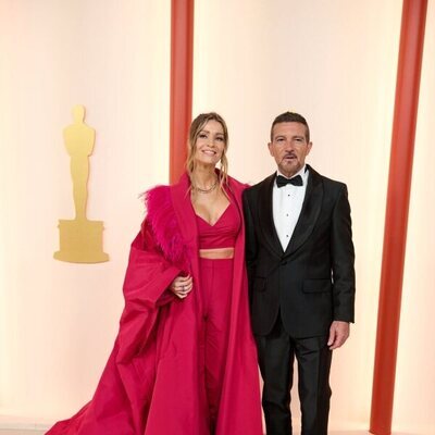 Antonio Banderas y Nicole Kimpel posan en la alfombra roja de los Oscar 2023