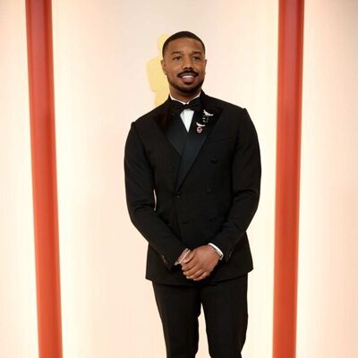 Michael B. Jordan posa en la alfombra roja de los Premios Oscar 2023