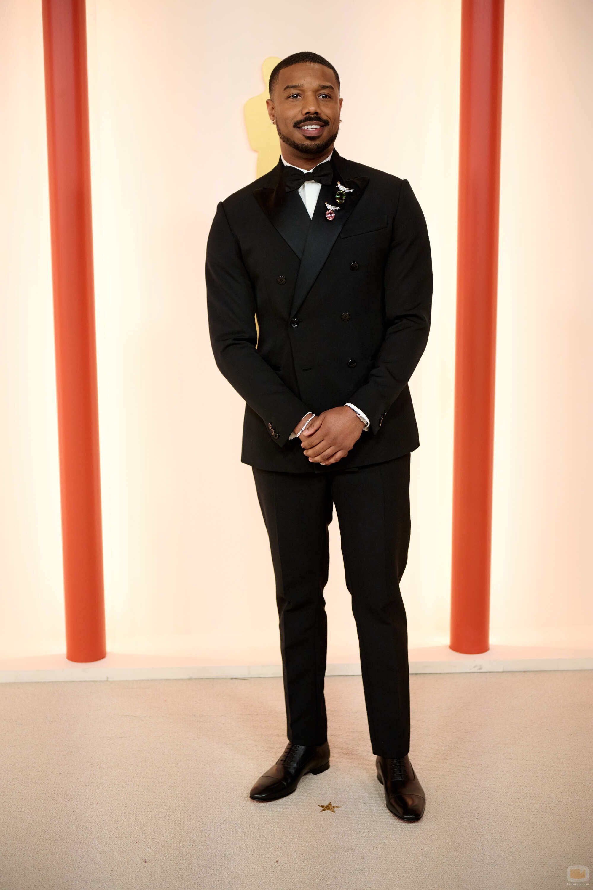  Michael B. Jordan posa en la alfombra roja de los Premios Oscar 2023 