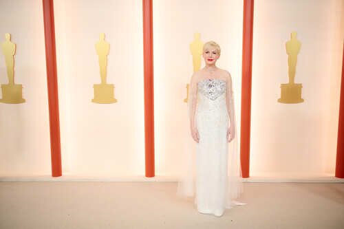 Michelle Williams posa en la alfombra roja de los Oscar 2023