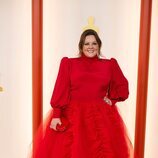 Melissa McCarthy posa en la alfombra roja de los Oscar 2023 