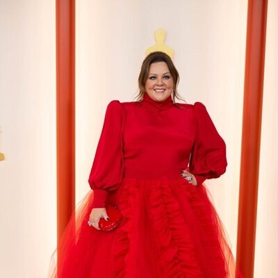 Melissa McCarthy posa en la alfombra roja de los Oscar 2023