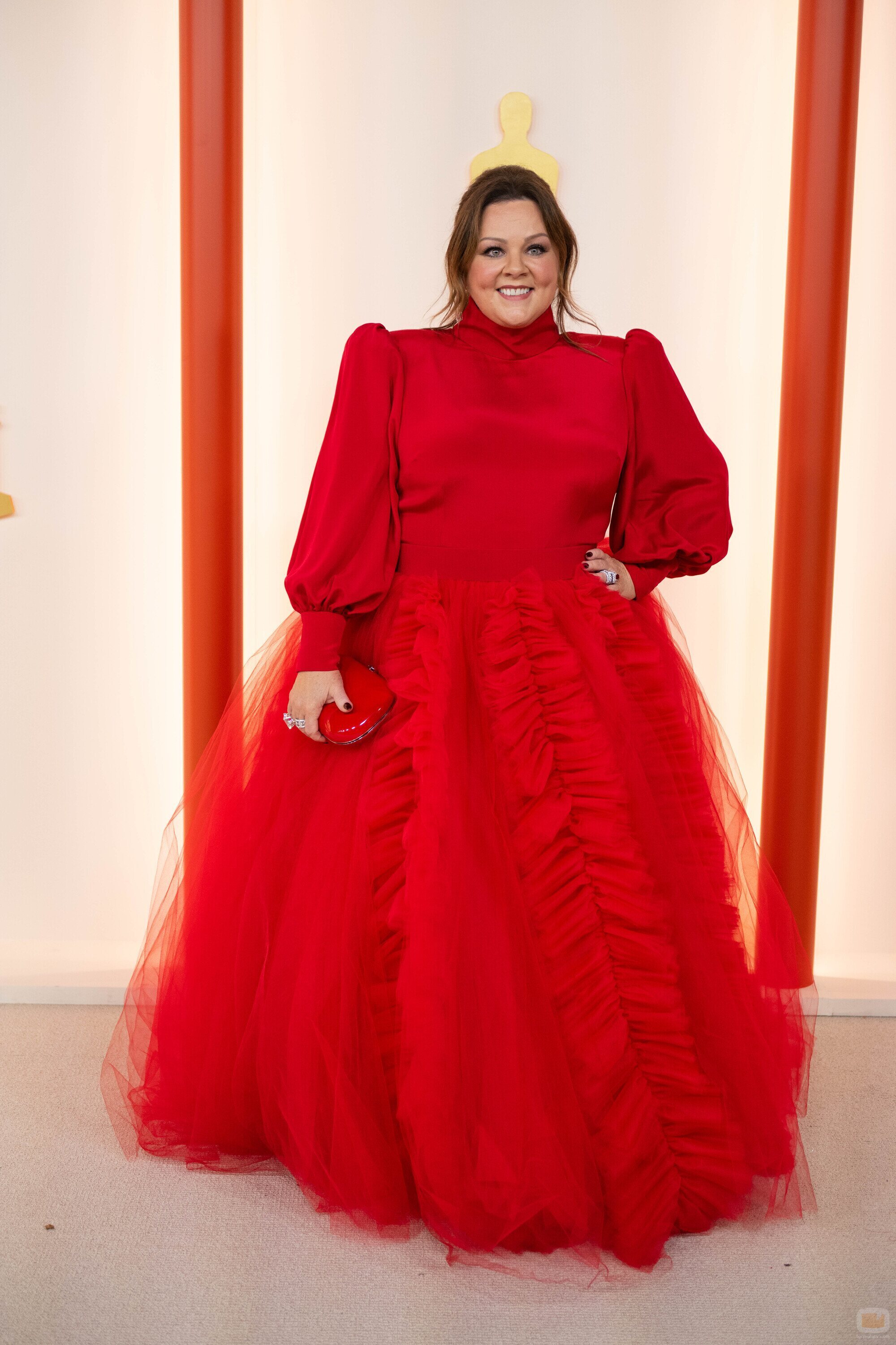 Melissa McCarthy posa en la alfombra roja de los Oscar 2023 