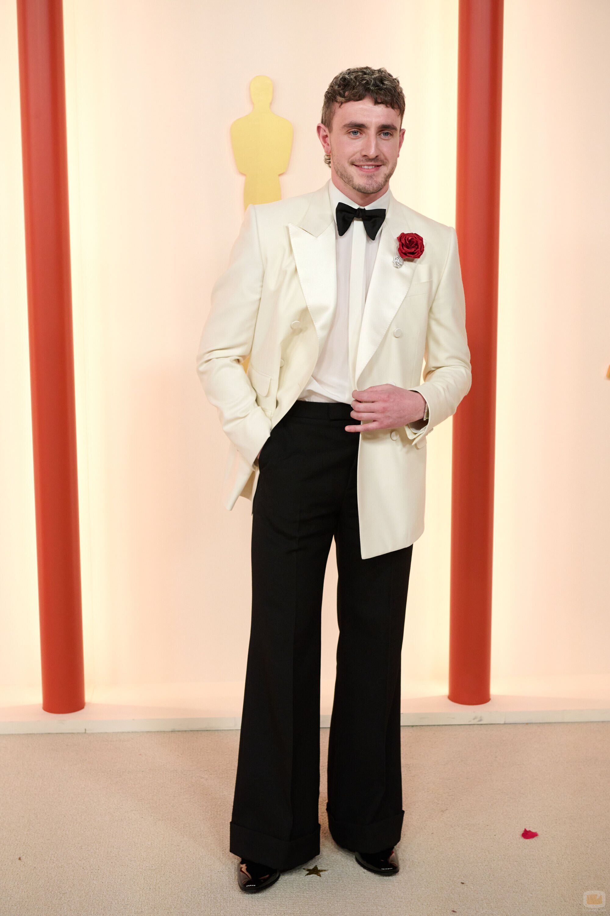 Paul Mescal posa en la alfombra roja de los Oscar 2023