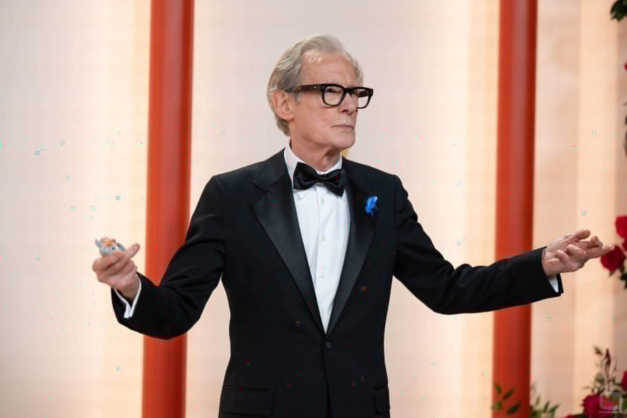 Bill Nighy posa en la alfombra roja de los Oscar 2023