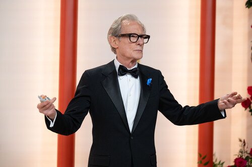 Bill Nighy posa en la alfombra roja de los Oscar 2023 