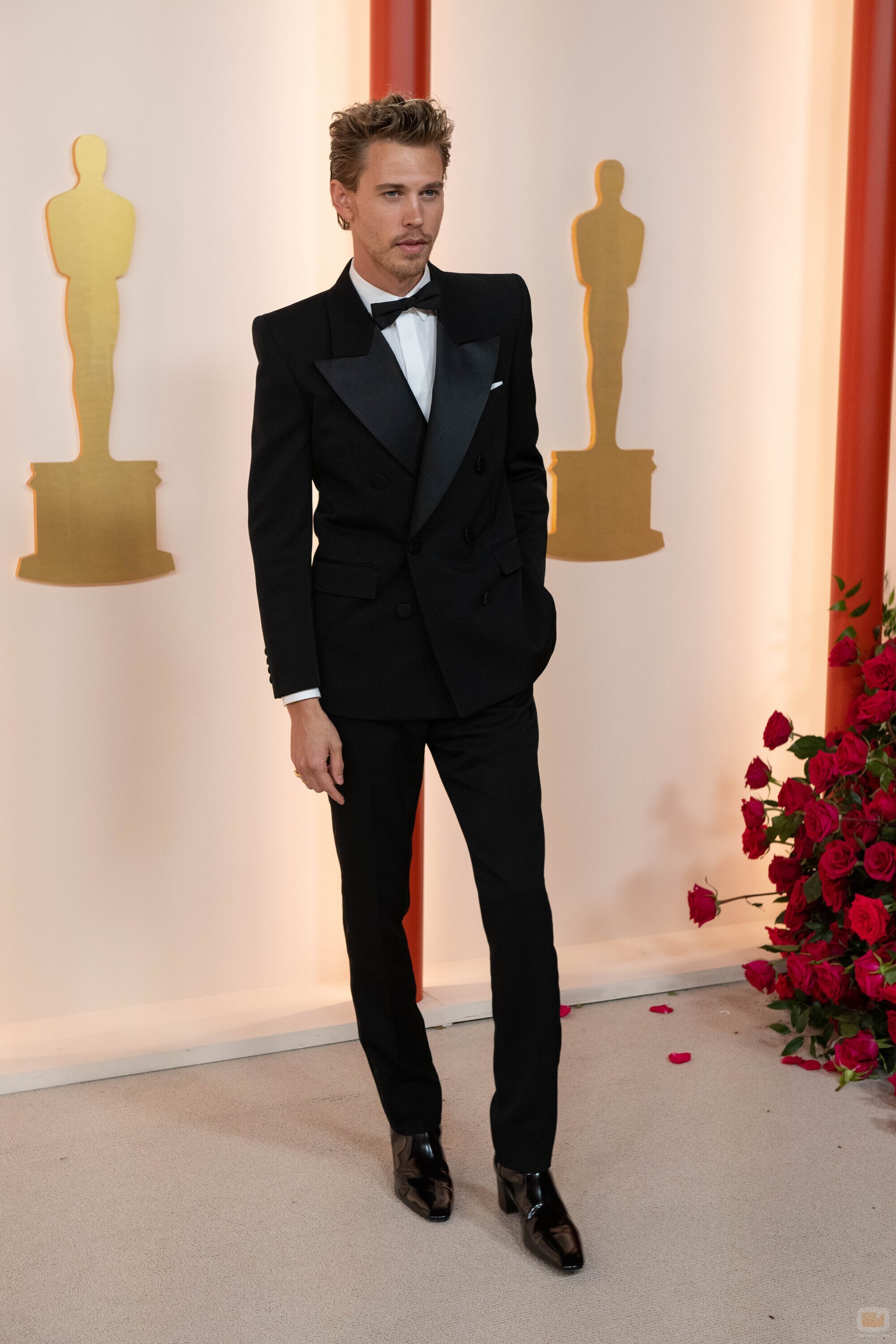 Austin Butler posa en la alfombra roja de los Oscar 2023 