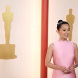 Hong Chau posa en la alfombra roja de los Oscar 2023 
