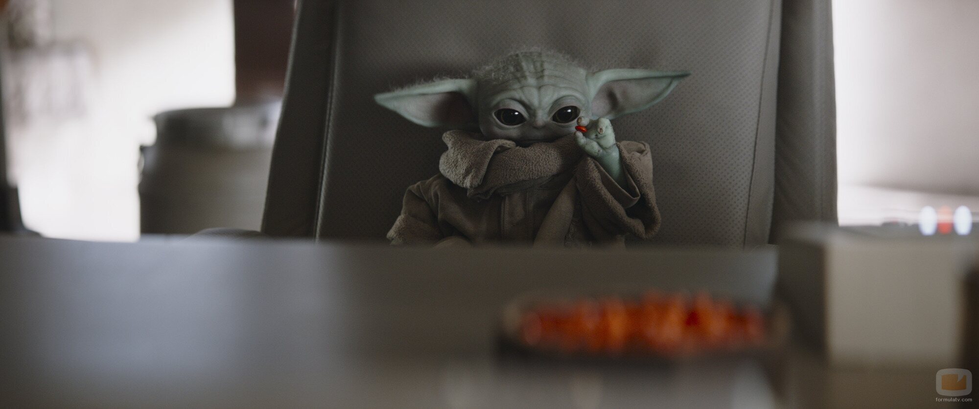 Baby Yoda utilizando la fuerza en 'The Mandalorian'