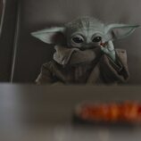 Baby Yoda utilizando la fuerza en 'The Mandalorian'