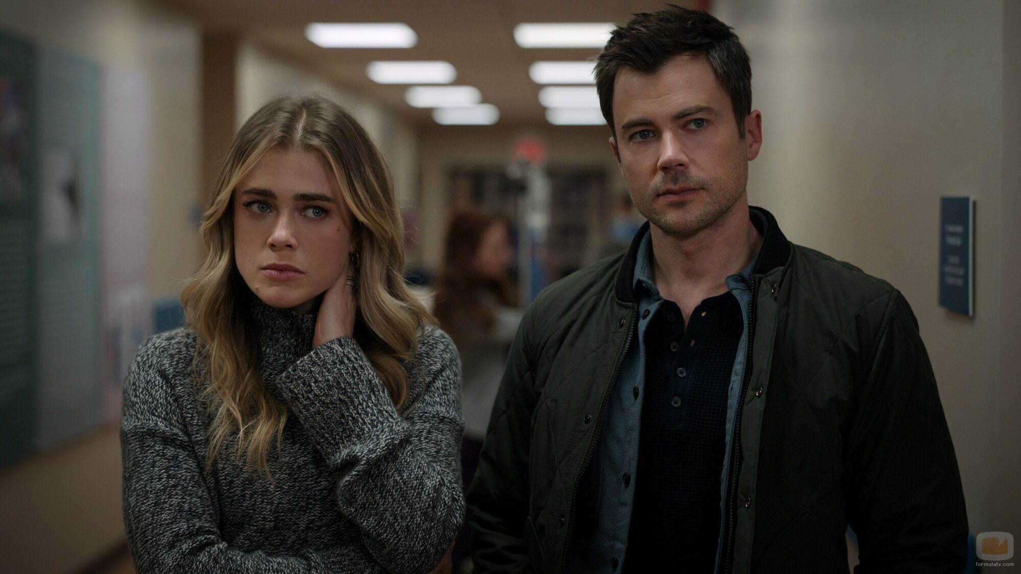 Melissa Roxburgh y Matt Long en 'Manifest'