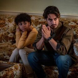 Zariella Langford y Avan Jogia en 'Orphan Black: Echoes'