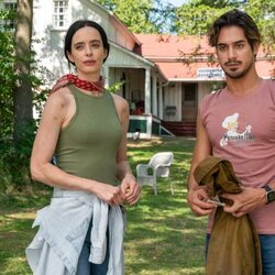 Krysten Ritter y Avan Jogia en 'Orphan Black: Echoes'