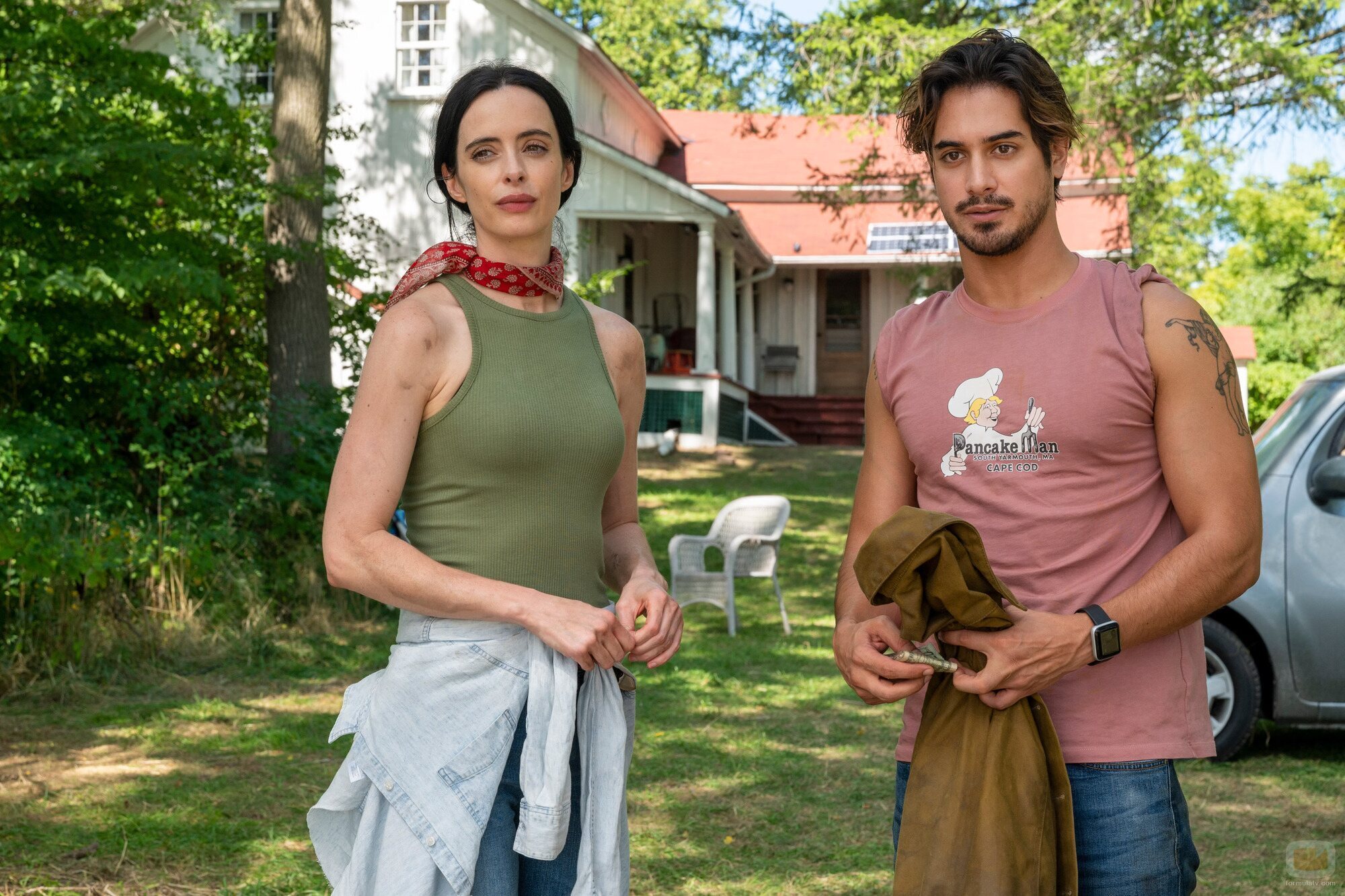 Krysten Ritter y Avan Jogia en 'Orphan Black: Echoes'