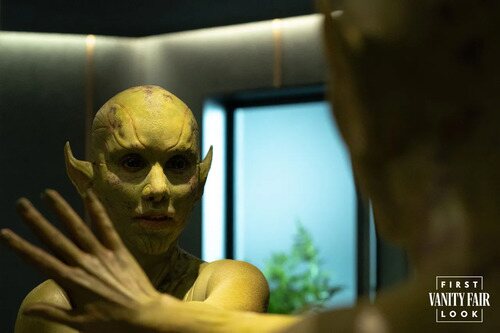 Una Skrull se mira al espejo en 'Secret Invasion'