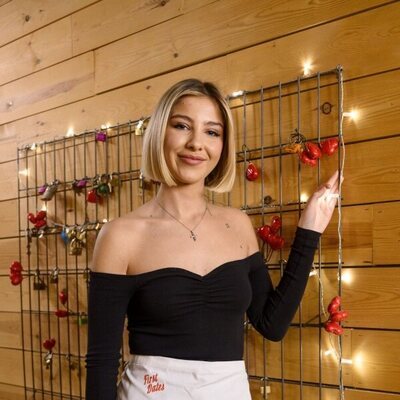 Laura Boado es camarera en el 7º aniversario de 'First Dates'