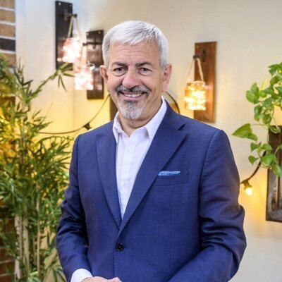 Carlos Sobera conduce 'First Dates' en su 7º aniversario.