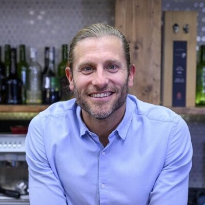 Matías Roure es el barman en el 7º aniversario de 'First Dates'