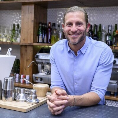 Posado de Matías Roure para el 7º aniversario de 'First Dates'