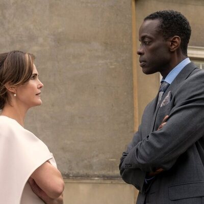 Keri Russell y Ato Essandoh en 'La Diplomática'