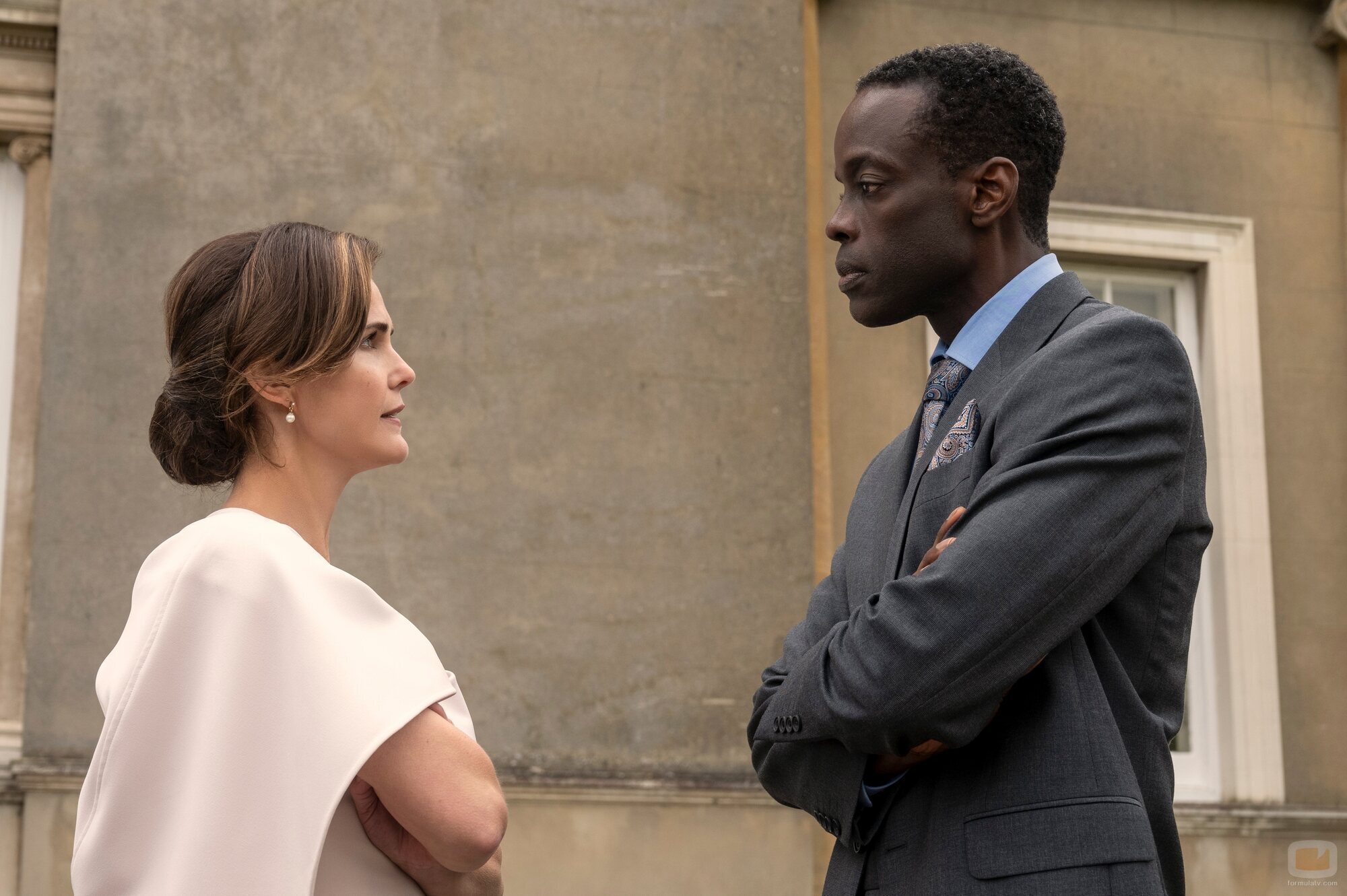 Keri Russell y Ato Essandoh en 'La Diplomática'