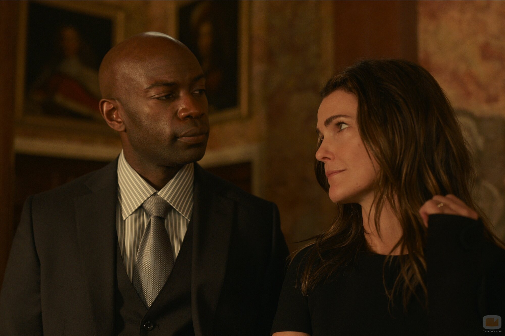 David Gyasi y Keri Russell en 'La diplomática'