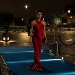 Keri Russell, de rojo en 'La diplomática'