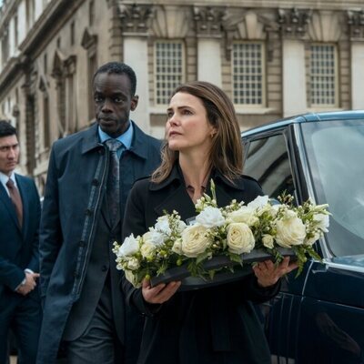 Ato Essandoh y Keri Russell en 'The Diplomat'