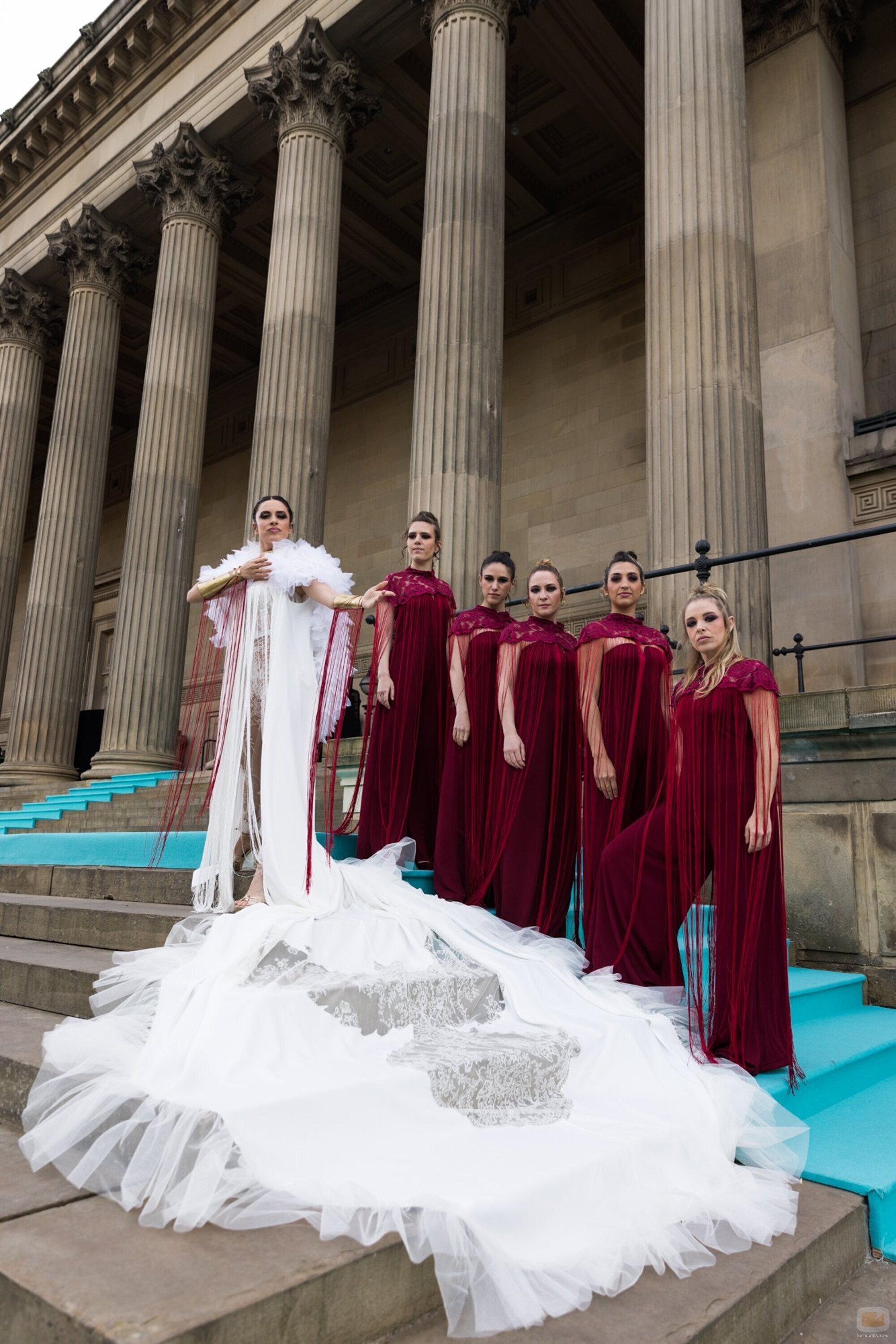 Blanca Paloma y sus bailarinas en la alfombra turquesa de Eurovisión 2023