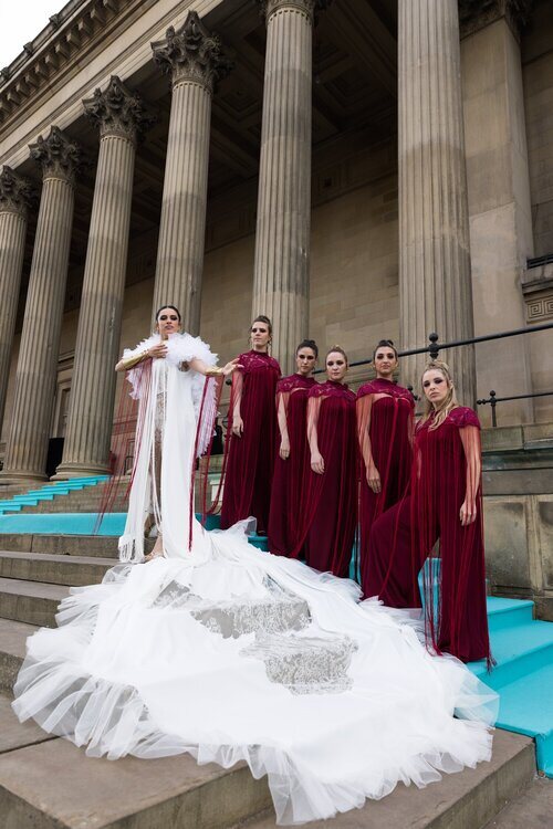 Blanca Paloma y sus bailarinas en la alfombra turquesa de Eurovisión 2023