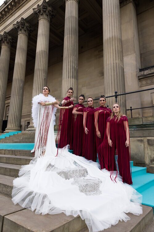 Blanca Paloma y sus bailarinas posan en la alfombra turquesa de Eurovisión 2023