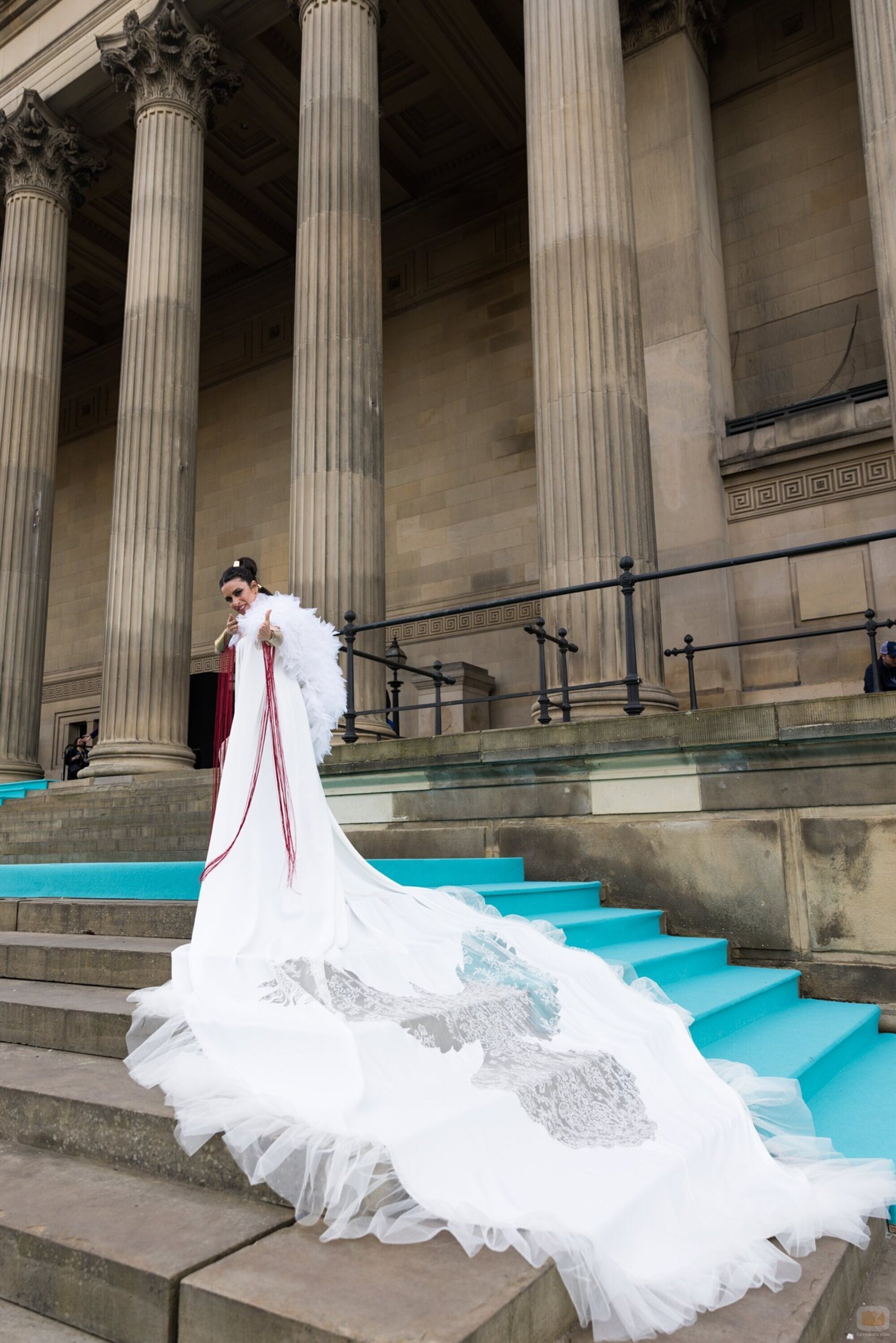Blanca Paloma con su pose de la arquera en la alfombra turquesa de Eurovisión 2023