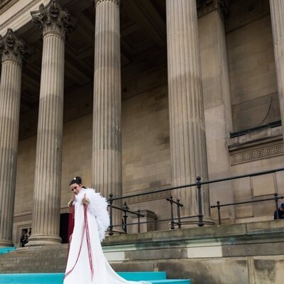 Blanca Paloma con su pose de la arquera en la alfombra turquesa de Eurovisión 2023