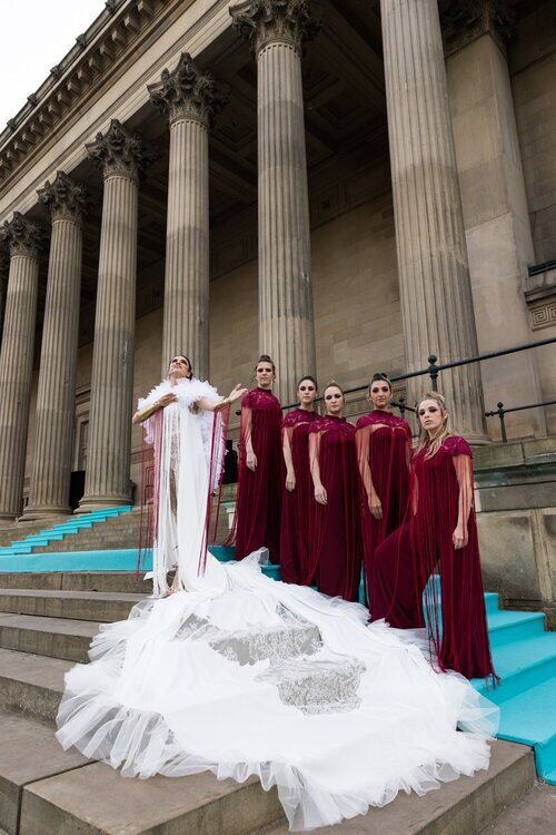 Blanca Paloma, con sus bailarinas, mira al cielo en la alfombra turquesa de Eurovisión 2023