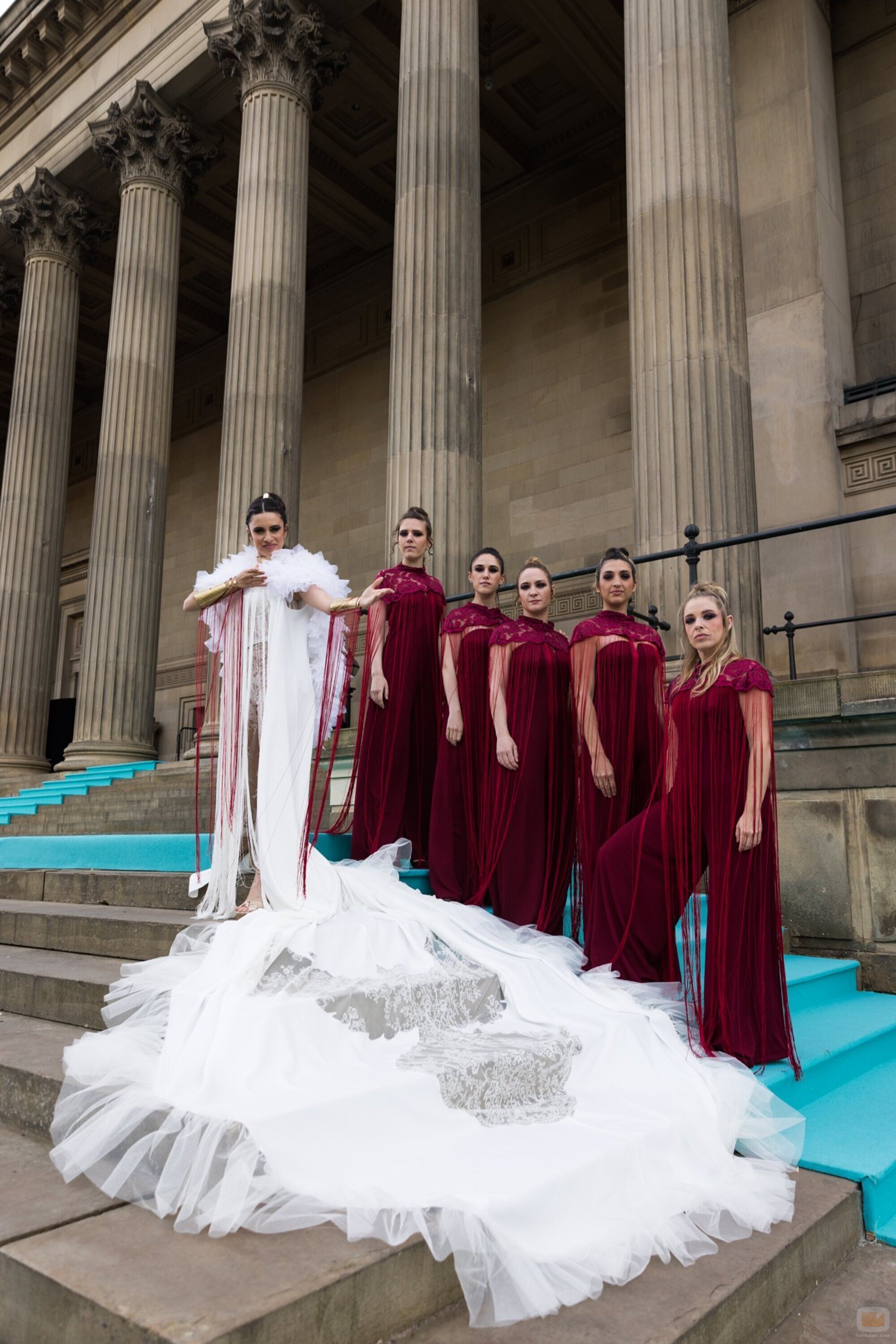 Blanca Paloma en la alfombra turquesa de Eurovisión 2023 junto con sus bailarinas
