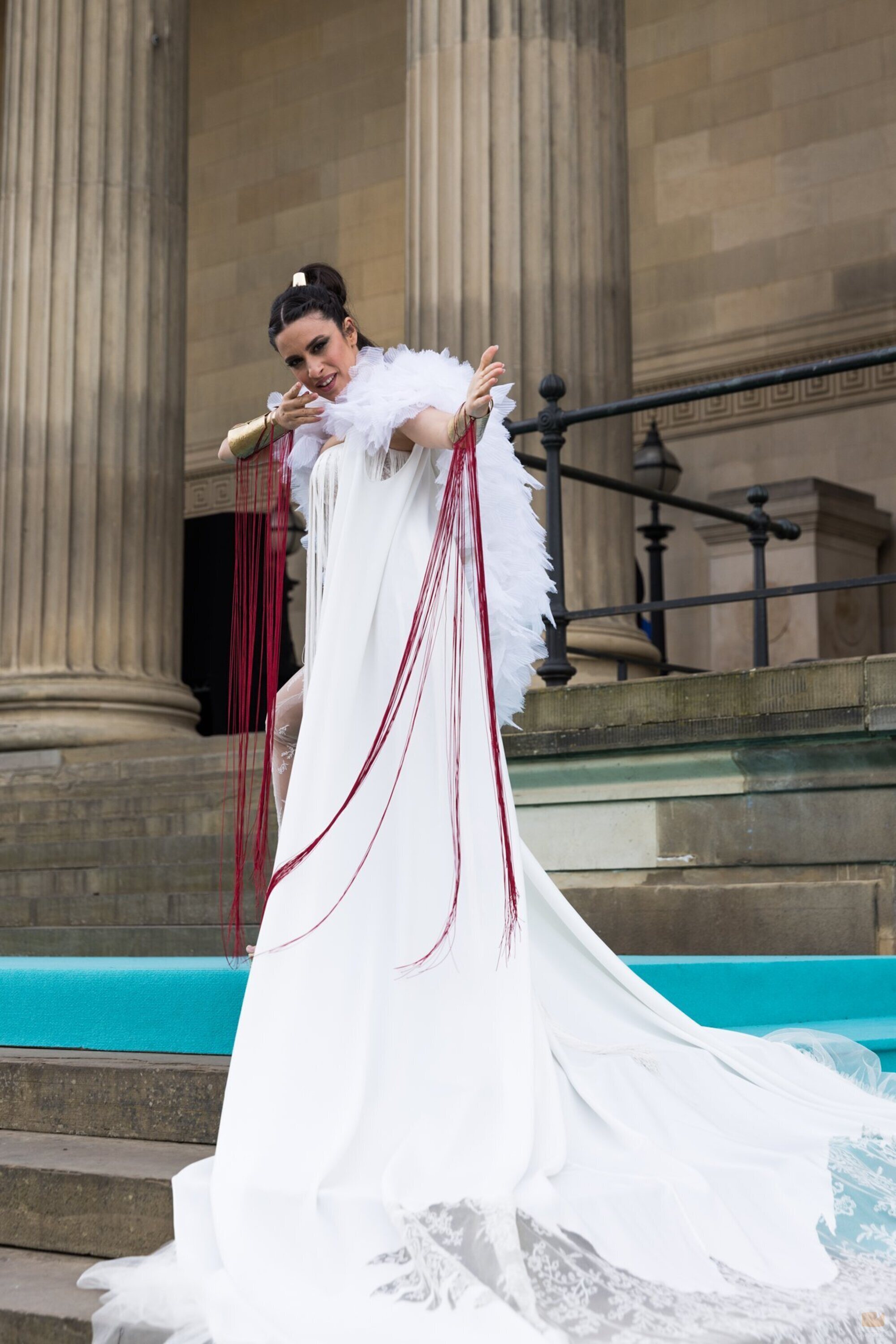Blanca Paloma realiza el gesto de arquera en la alfombra turquesa de Eurovisión 2023