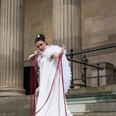 Blanca Paloma realiza el gesto de arquera en la alfombra turquesa de Eurovisión 2023
