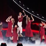 Blanca Paloma y sus bailarinas miran al cielo en la segunda semifinal de Eurovisión 2023