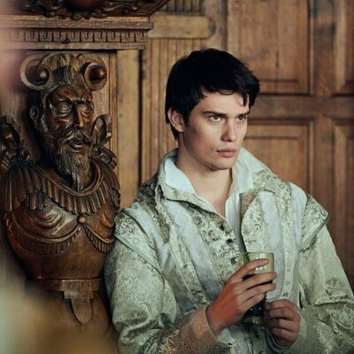 Nicholas Galitzine es George en 'Mary & George'