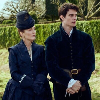 Julianne Moore y Nicholas Galitzine en 'Mary & George'