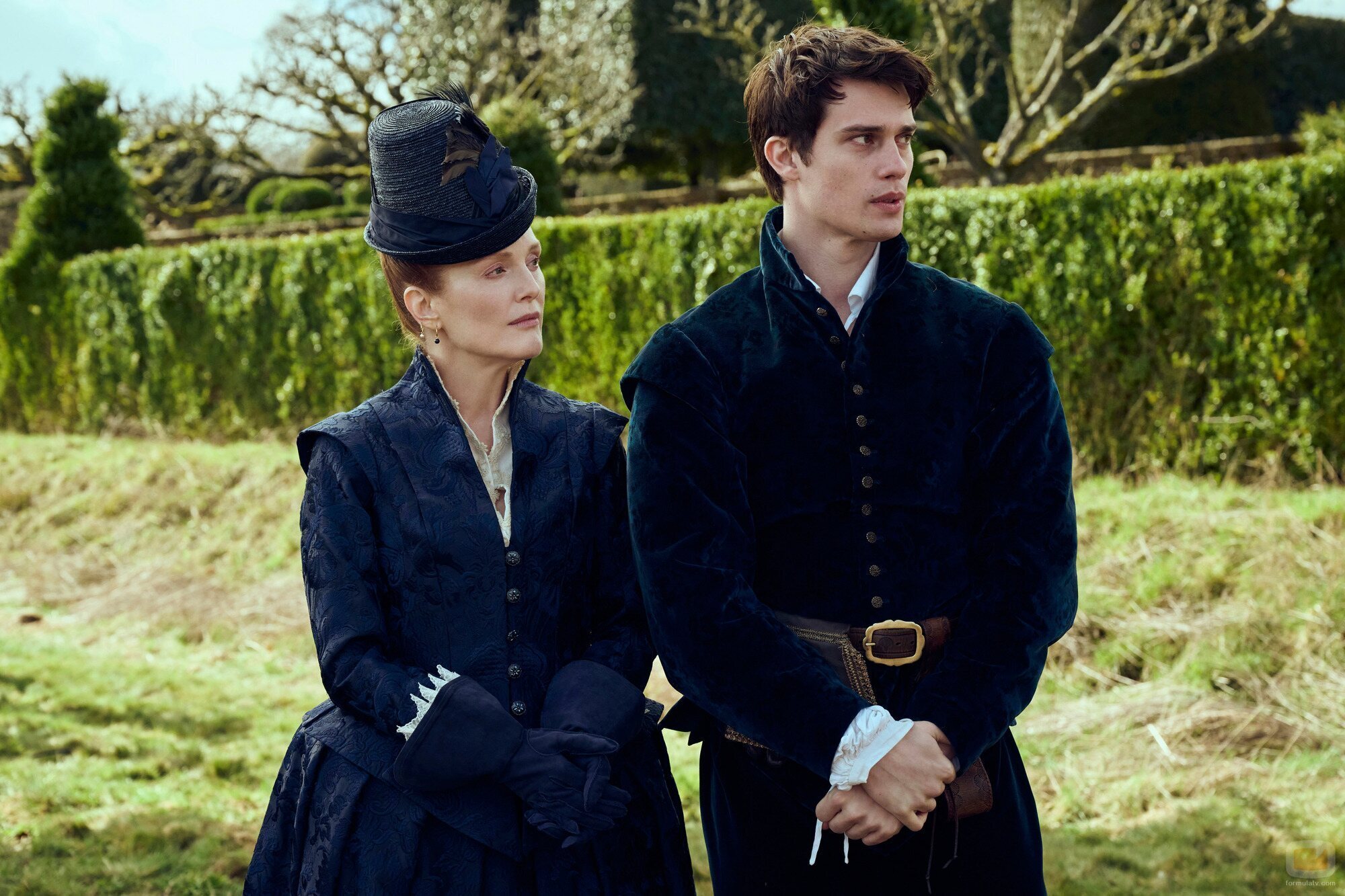 Julianne Moore y Nicholas Galitzine en 'Mary & George'